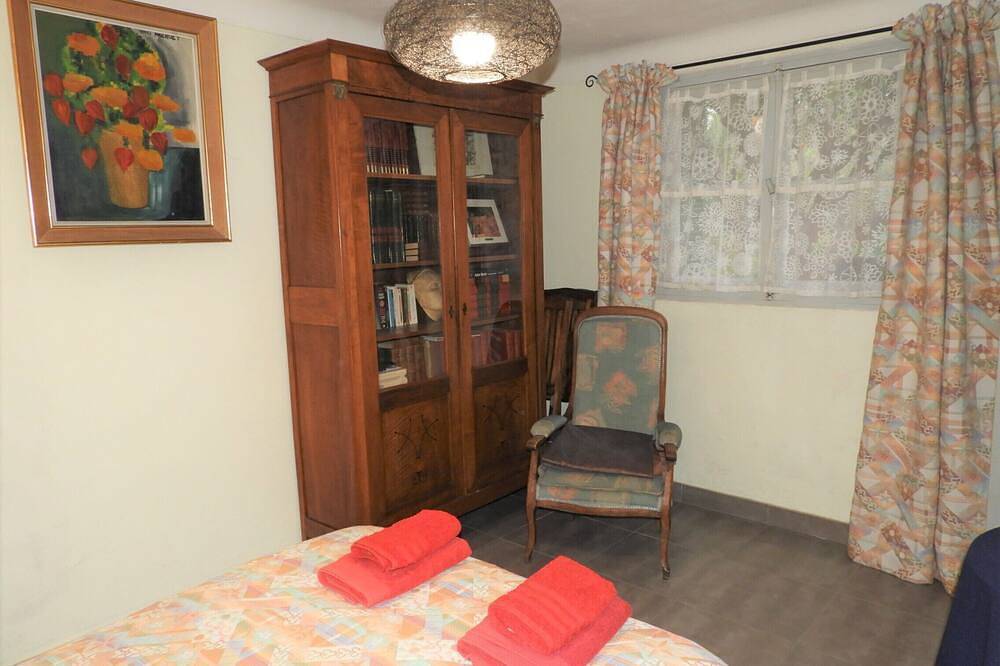 Appartement entier, Appartement spacieux dans villa bordée d'orangers proche de la mer in Saint-Laurent-du-Var, Côte méditerranéenne (France)