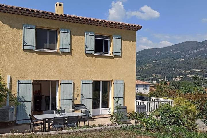 Location de vacances pour 5 personnes, avec vue et jardin à Carros - 3