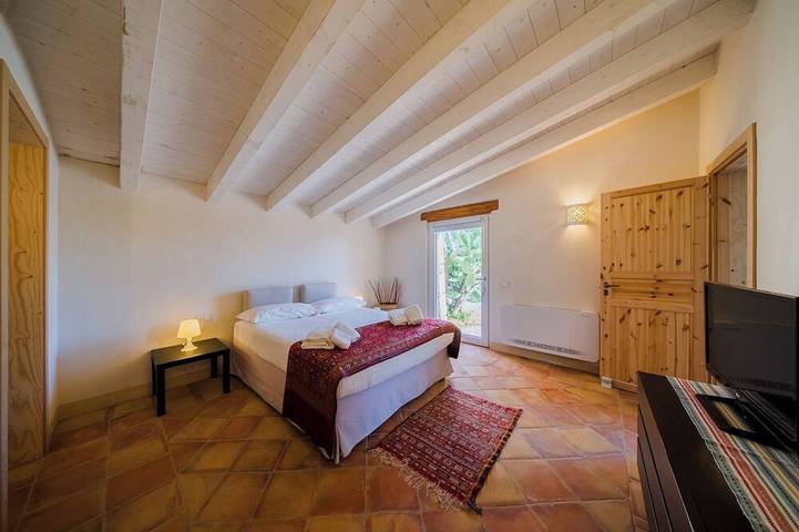 Country House with a Trullo, Pool, Panoramic Views, Comfort and Relaxation in Putignano, Province de Bari