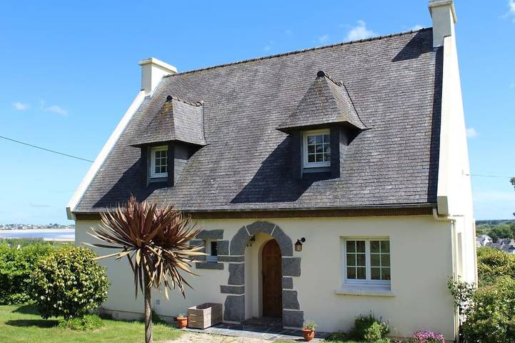 Location de vacances pour 8 personnes, avec jardin, animaux acceptés à Goulven