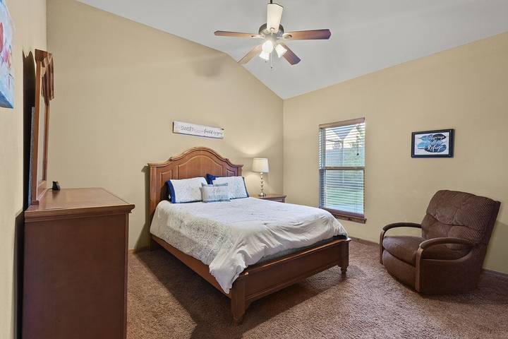 Vacation house for 19 people, with hot tub and yard as well as pool, with pets in Missouri