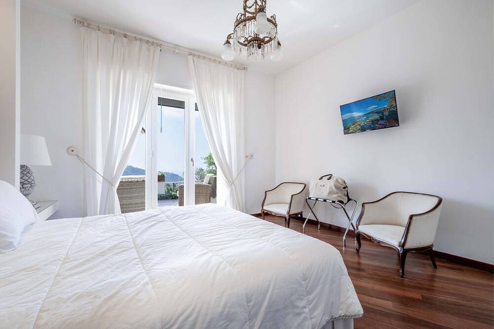 Amore Rentals - Villa Auxilia con Piscina Condivisa e Terrazza in Piano di Sorrento, Penisola Sorrentina