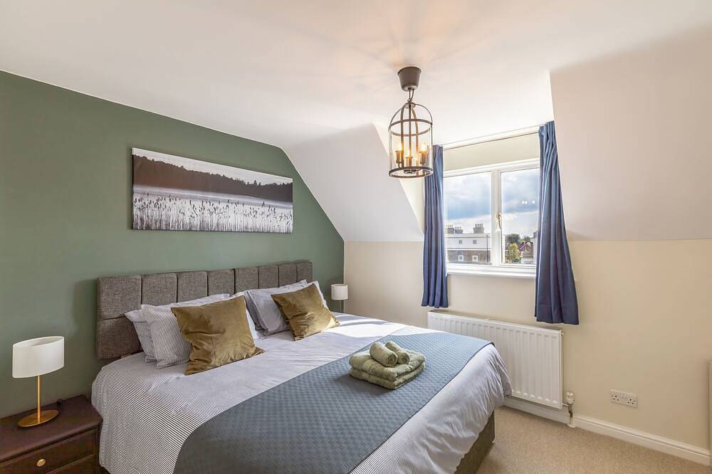 4 Bed City House With Private Garden and Parking in Winchester, South Downs