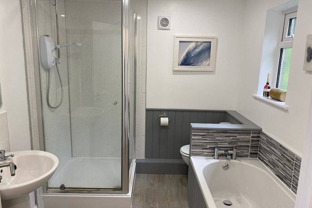 Cosy cabin, sleeps 6 close to coast path, pubs and beaches in Mortehoe, Devon