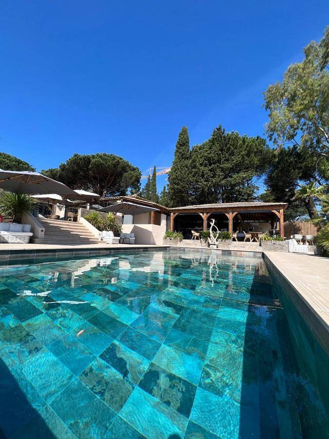 Hôtel pour 4 personnes, avec piscine ainsi que sauna et jardin