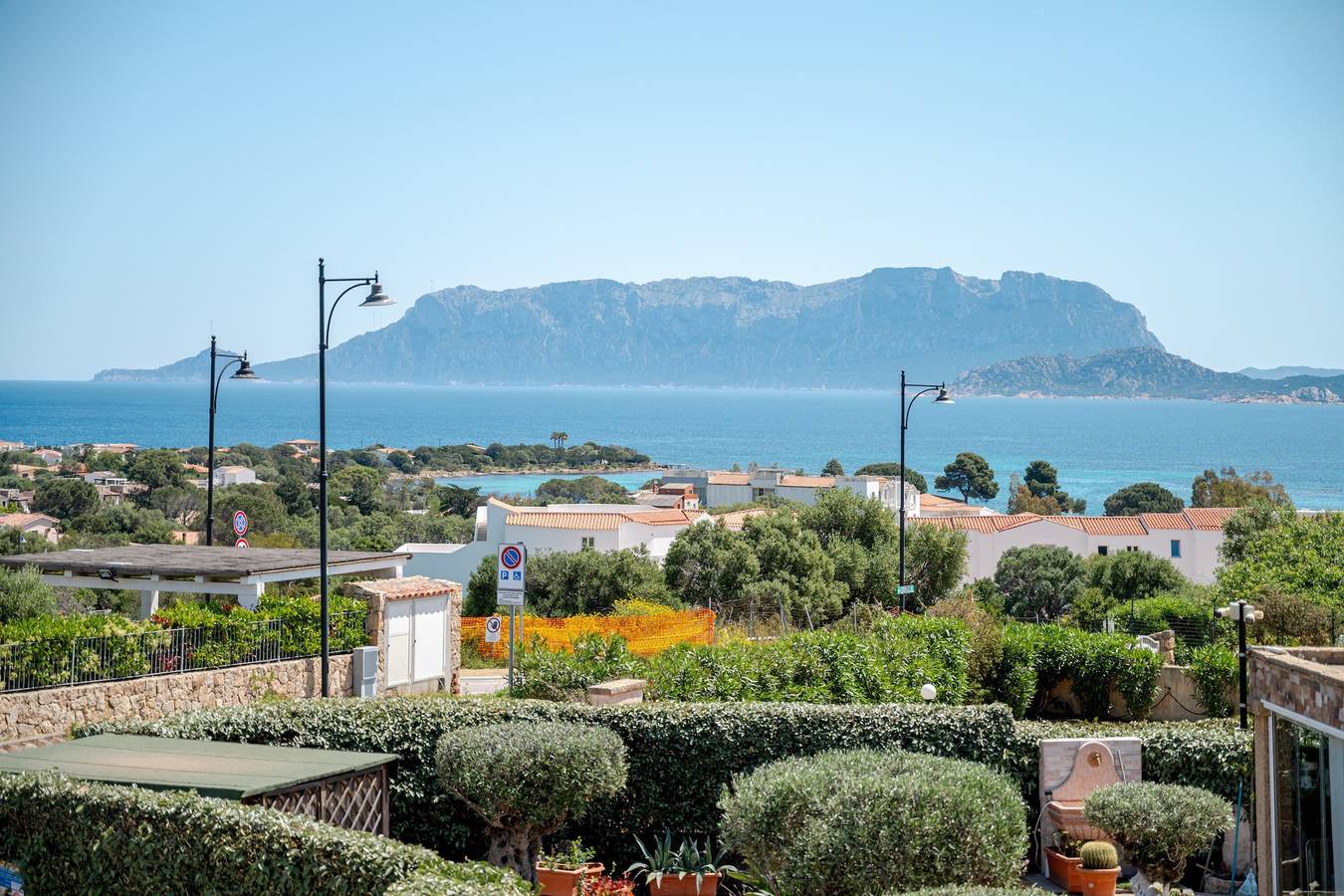 Apartamento entero, 'Casa Peonia Vista Mare' con terraza privada, Wi-Fi y aparcamiento privado in Pittulongu, Olbia
