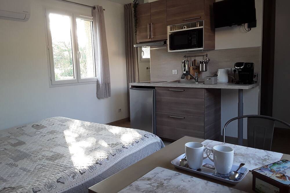 Apartamento entero, Finches Nest - Self-contained apartment for two with swimming pool and jacuzzi! in Saint-Martin-de-Londres, Región de Lodève