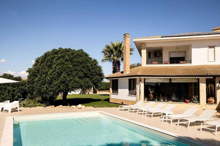Casa vacanza per 7 persone, con Balcone e Terrazza nonché Giardino e Piscina a Canicattì