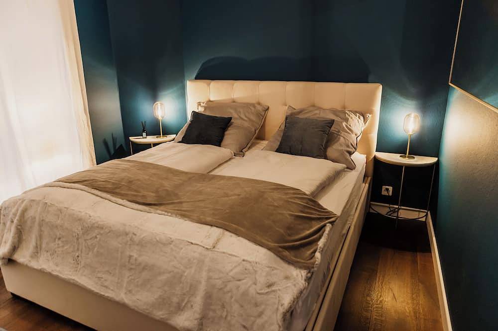 Ganze Wohnung, Stylish penthouse in the old town with generous rooftop terrace facing city hall in Basel, Region Basel RDK