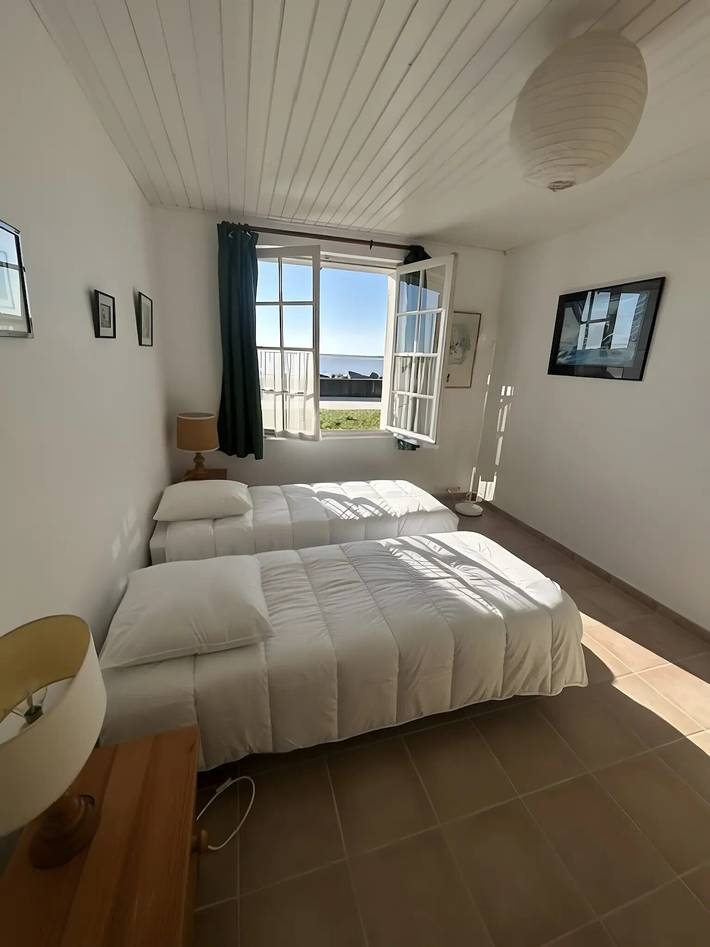 Holiday Home 'Maison Verte' with Sea View, Private Terrace and Wi-Fi in Loix, Ile de Re