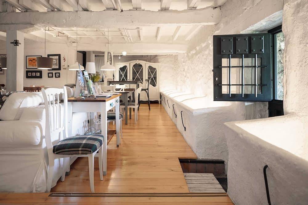 Aterpea, accommodation space for 12 guests at Amaloka Holiday Home. in Trucios-Turtzioz, Montagne Cantabriche