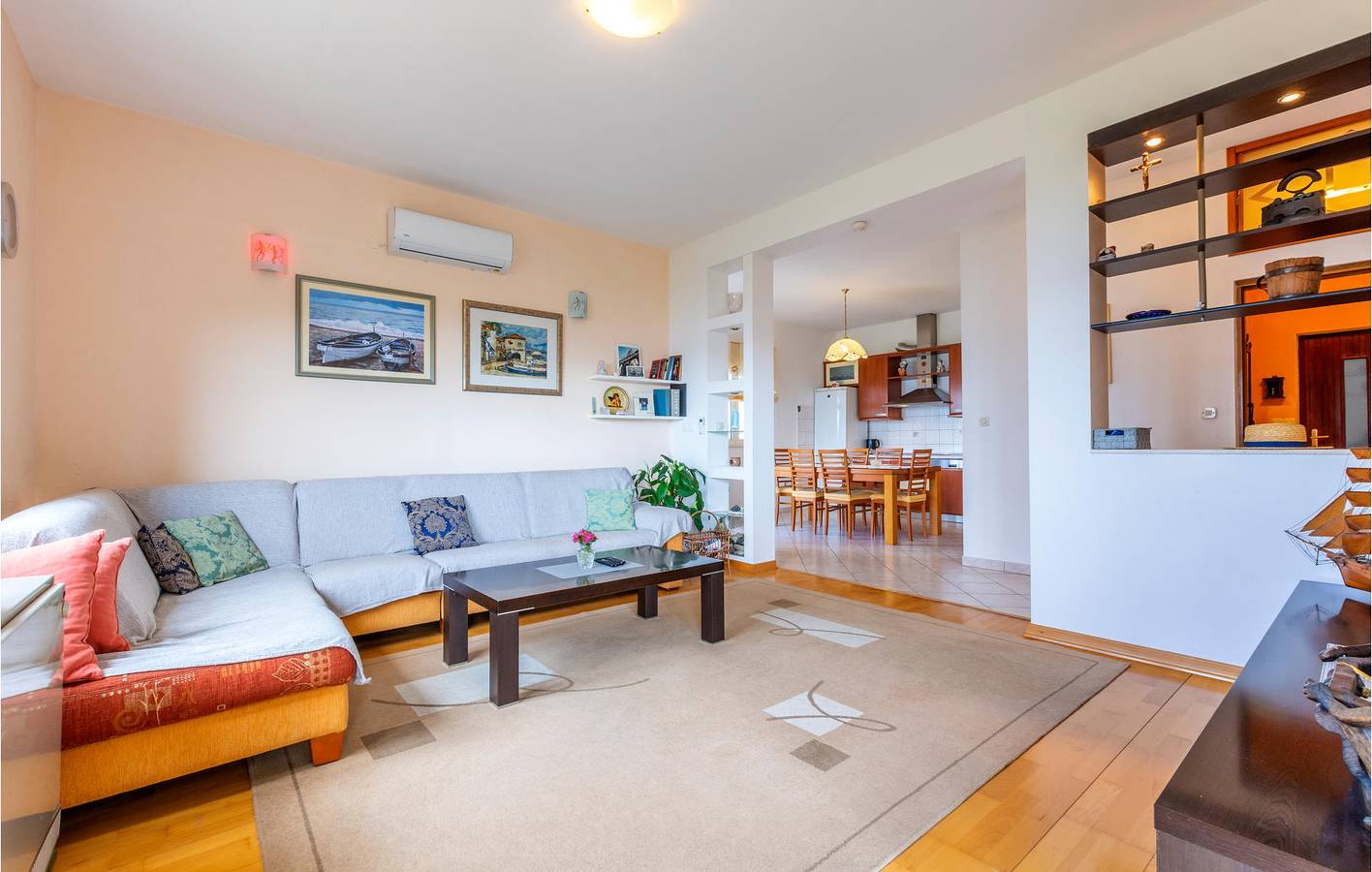 Ganze Ferienwohnung, Urlaub am Meer: Gemütliche Ferienwohnung mit Terrasse und WLAN, 1 km vom Strand entfernt in Jesenice, Split-Dalmatien