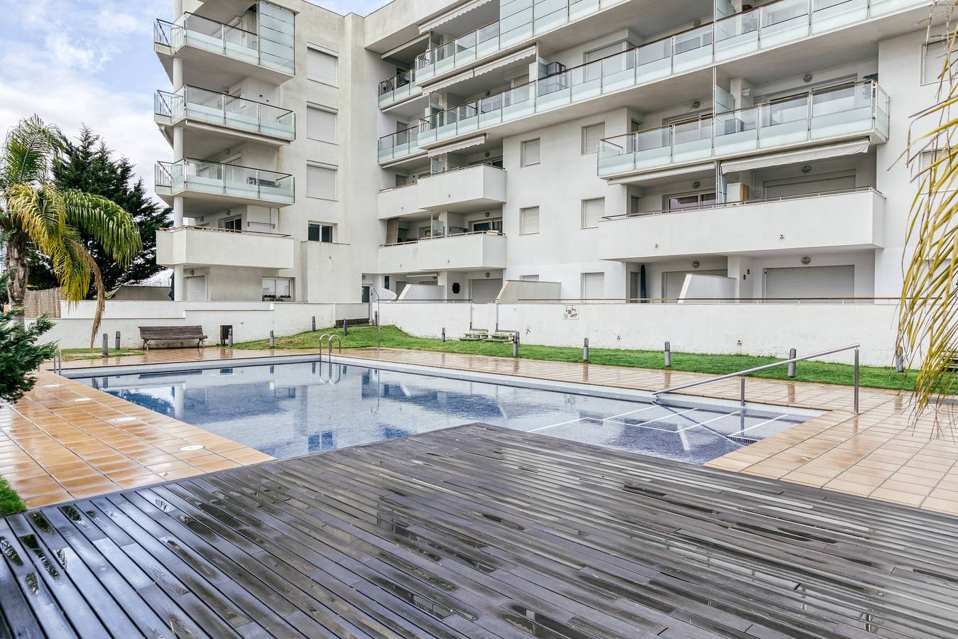 Geheel appartement, Vakantiewoning 'Aquamarina 103' met gedeeld zwembad, terras & Wi-Fi in Santa Margarida, Roses