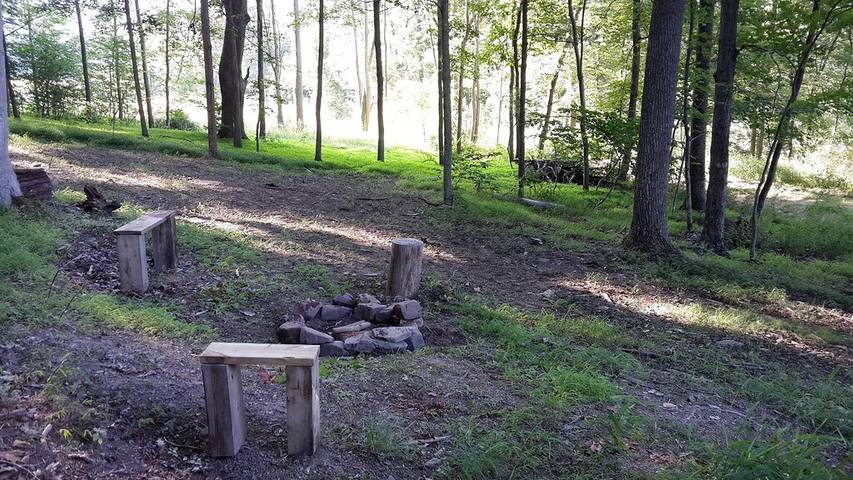 Lake house for 4 people, with yard in West Virginia
