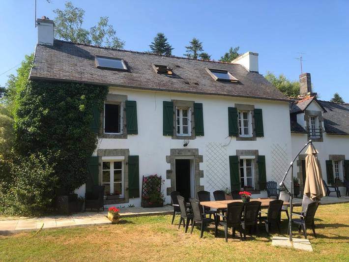 Location de vacances pour 16 personnes, avec Terrasse et Jardin ainsi que Piscine et Vue à Leuhan