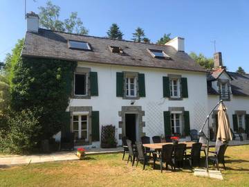 Gîte pour 16 personnes, avec piscine ainsi que jardin et vue à Leuhan