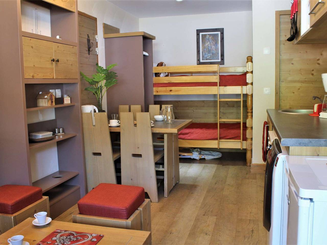 Apartamento entero, Apartamento para 5, piscina, sauna y balcón soleado. Cerca de pistas y comercios, mascotas bienvenidas. in Station de Risoul, Risoul
