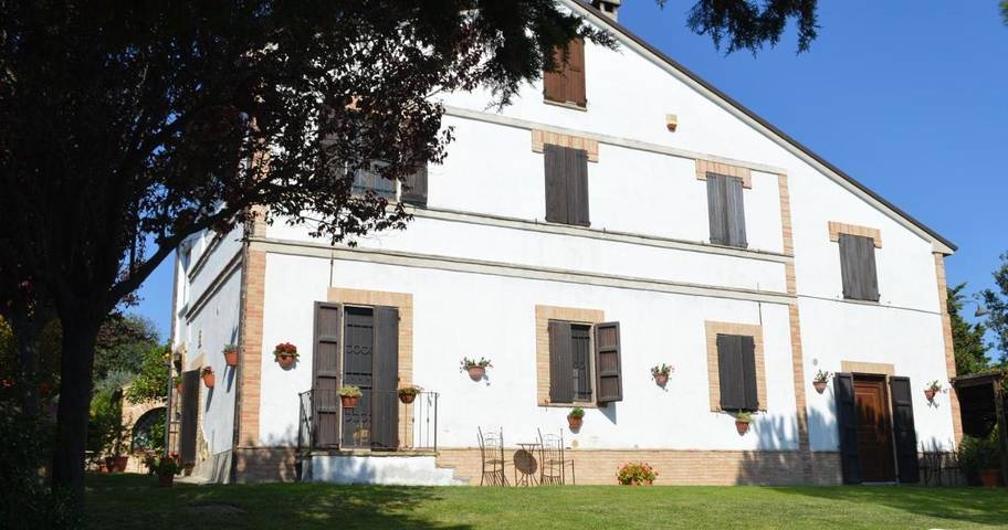 B&b per 6 persone, con Terrazza e Giardino nonché Piscina e Panorama nelle Marche