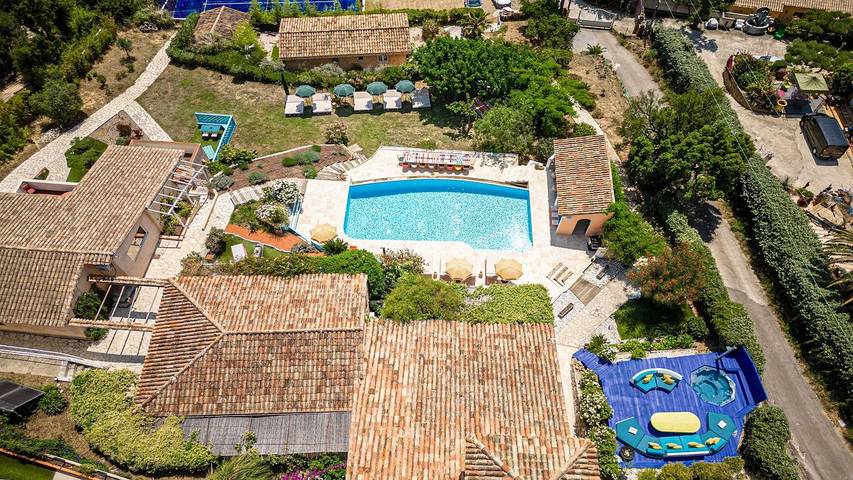 Location de vacances pour 32 personnes, avec piscine et balcon/terrasse à Grimaud