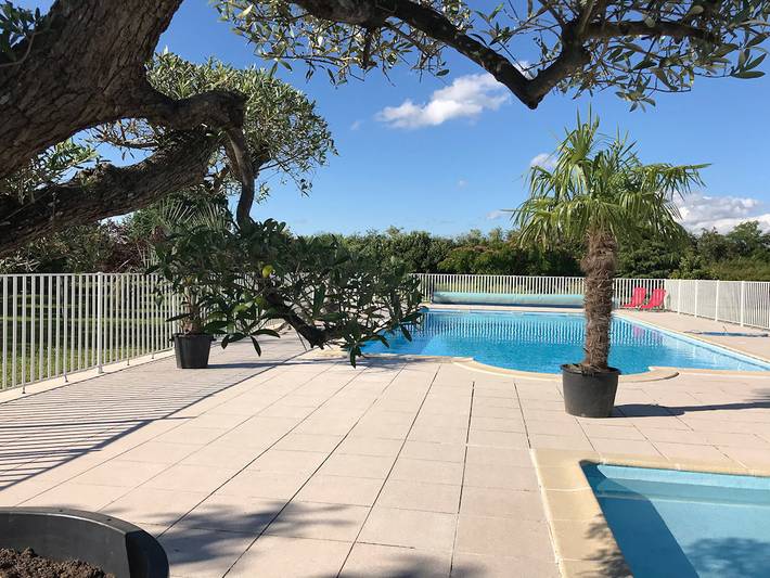 Gîte pour 8 personnes, avec piscine ainsi que jardin et terrasse à Saint-Simon-de-Pellouaille