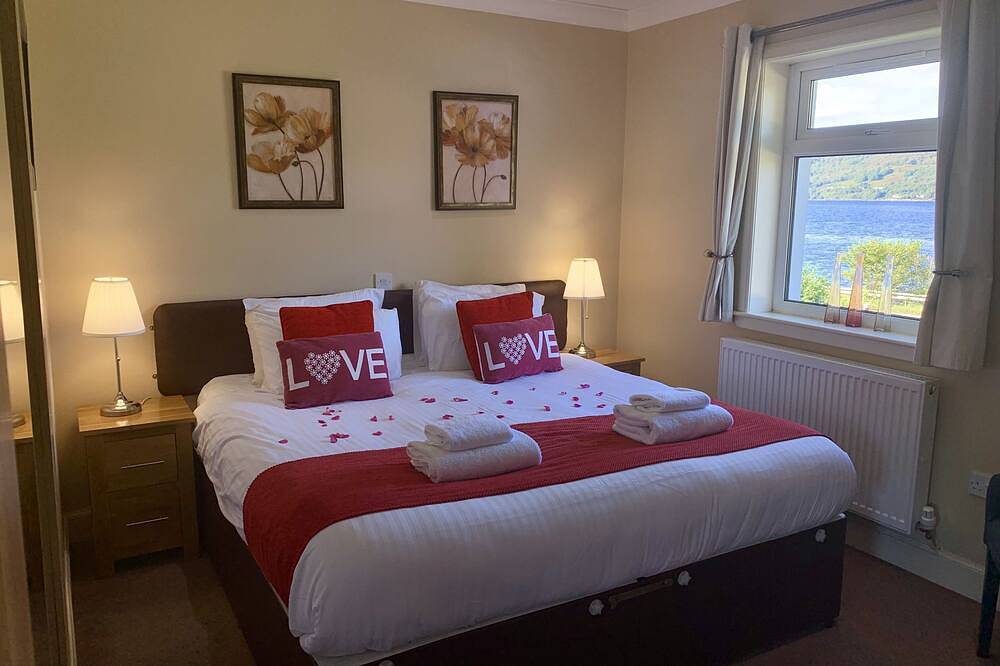 Glenachulish Bay Cottage has a fantastic location right beside the sea with fantastic uninterrupted in Ballachulish, Highlands