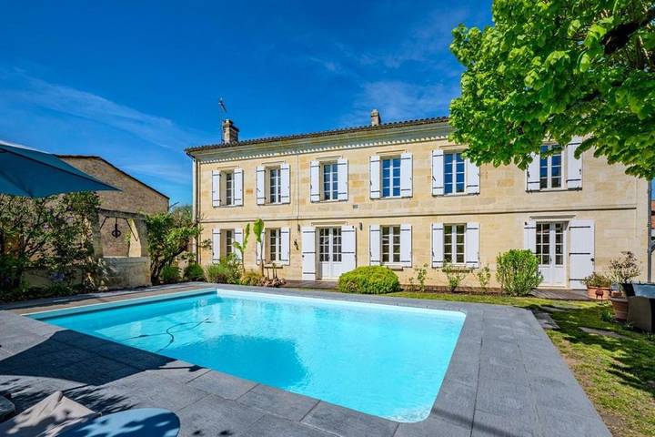 Location de vacances pour 6 personnes, avec terrasse et jacuzzi ainsi que jardin et piscine à Grézillac