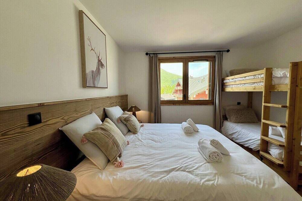 Ganze Wohnung, New 10p Apt | Ski-in/out & Central in Le Praz de Lys, Taninges