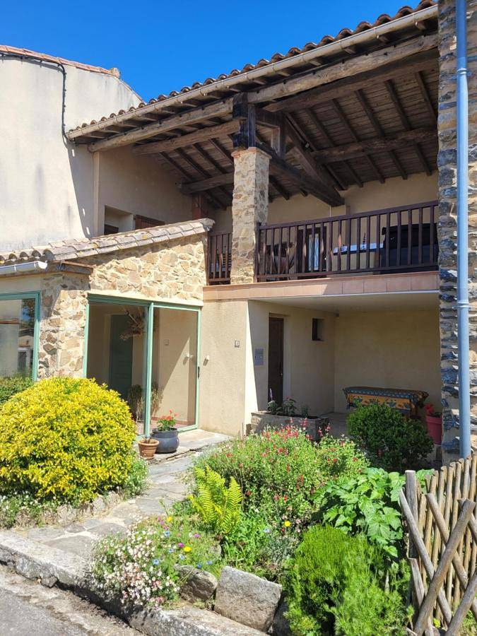 Location de vacances pour 8 personnes, avec Balcon et Jacuzzi ainsi que Terrasse et Vue à Les Brunels