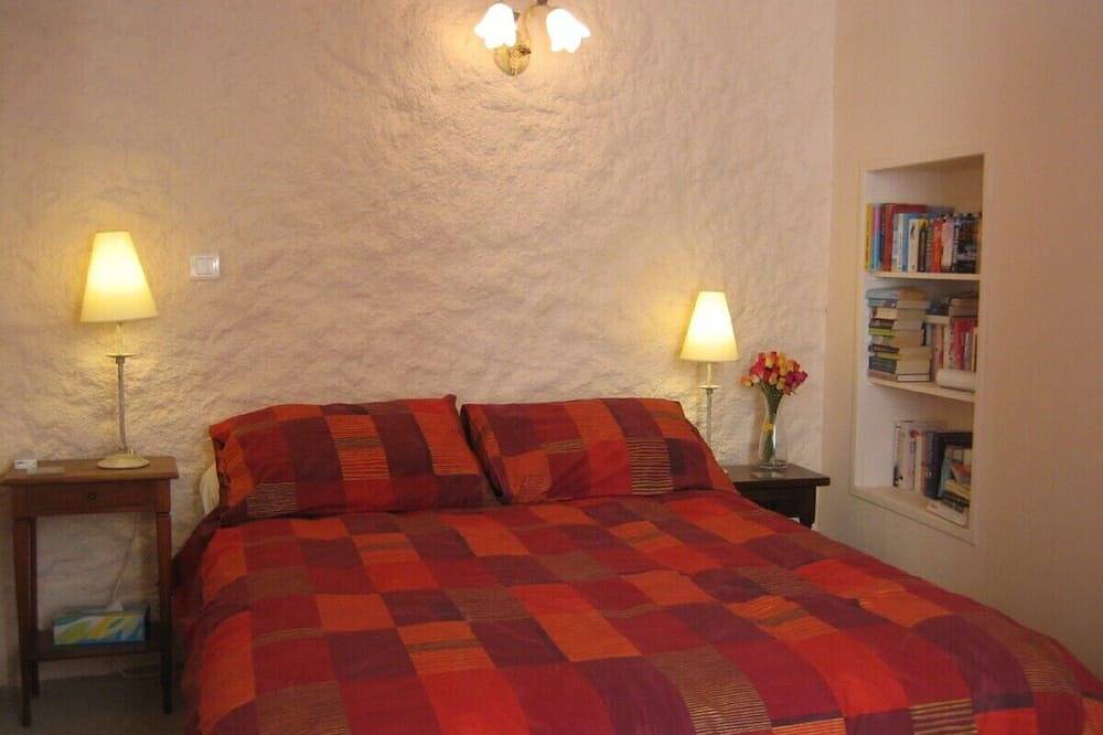 Old town centre house; wine bar & cafes 50m, sea 30mins Pyrenees close in Céret, Céret region