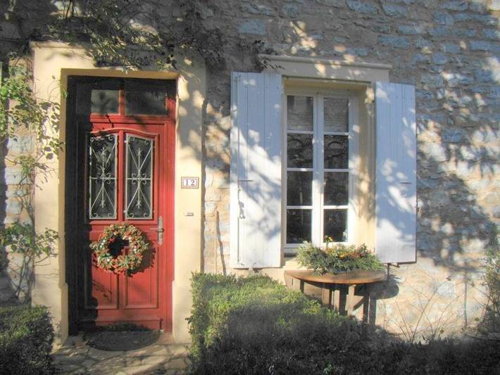 Location de vacances pour 2 personnes, avec terrasse et piscine ainsi que vue et jardin à Villeneuve-les-Corbières