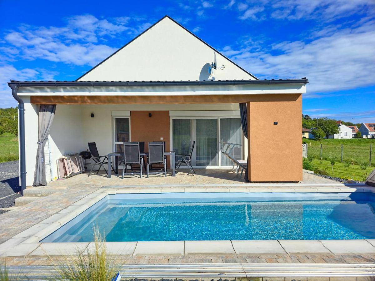 Nr 125 Villa Nightfall with covered and heated private pool - Biró Tours in Balatongyörök, Balaton Hochland Nationalpark