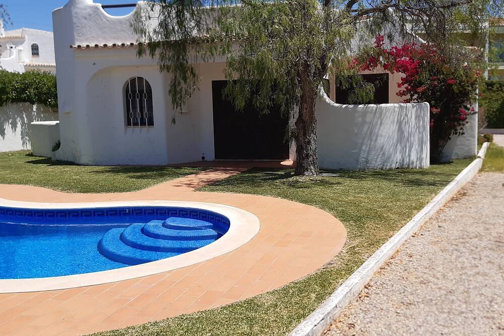 House in a quiet area with private pool and beautiful garden in Albufeira, Faro District