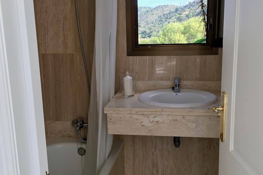 Ruime, lichte villa: groot zwembad, 3 slaapkamers en 3 badkamers, uitzicht op zee in Hacienda Las Chapas, Marbella