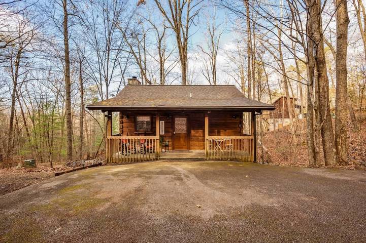 Vacation rental for 3 people, with balcony and yard, kid friendly in Dollywood