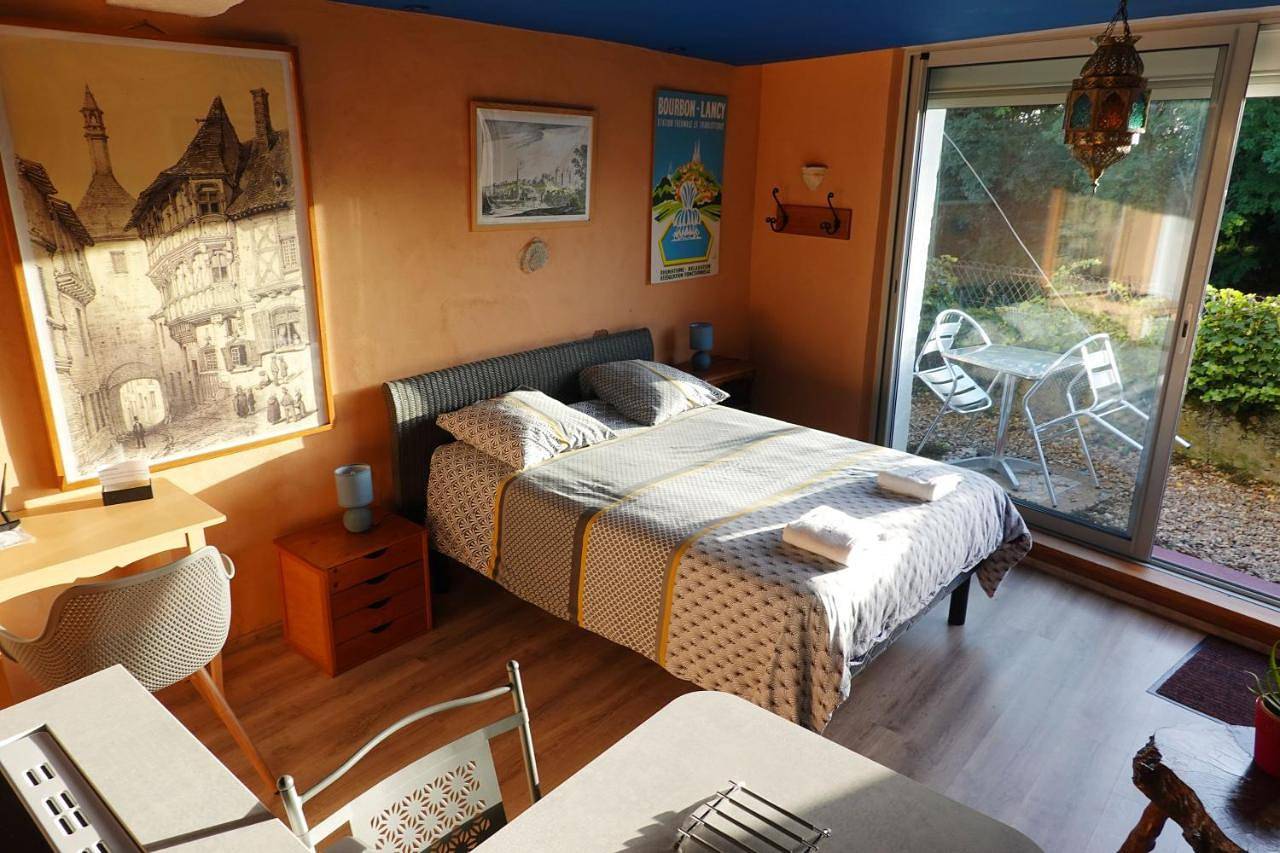 Appartement entier, One-Bedroom Apartment in Bourbon-Lancy, Région de Charolles