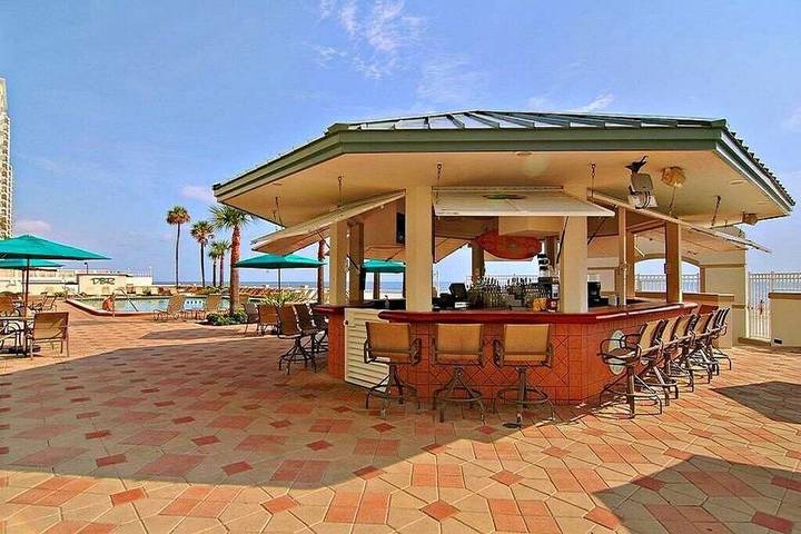 Vacation rental for 4 people, with balcony and pool as well as sauna and hot tub in Daytona Beach