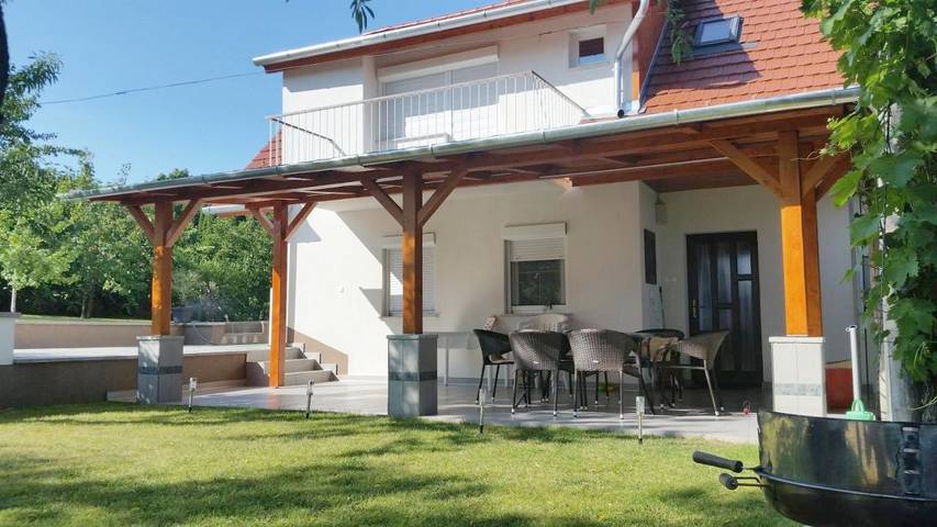 Ferienwohnung für 8 Personen, mit Balkon und Terrasse sowie Garten und Seeblick in Badacsony
