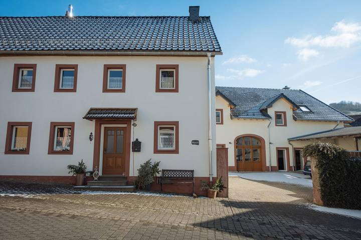 Ferienwohnung für 2 Personen, mit Balkon und Terrasse sowie Garten in Pelm