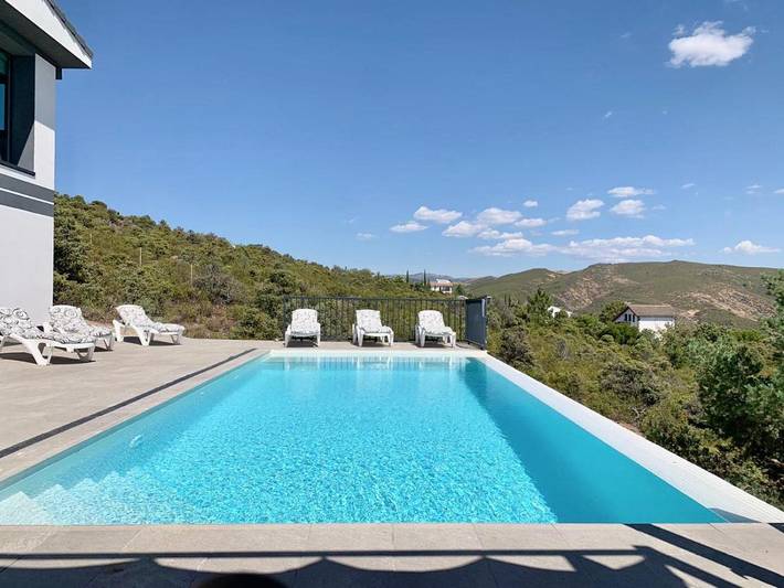 Chalet para 10 personas, con vistas además de piscina y balcón en Sierra Norte