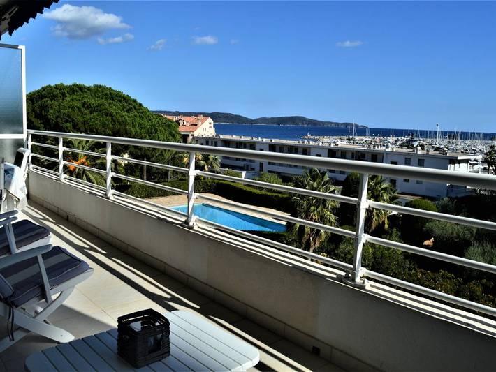 Gîte pour 4 personnes, avec piscine dans Office De Tourisme Cavalaire