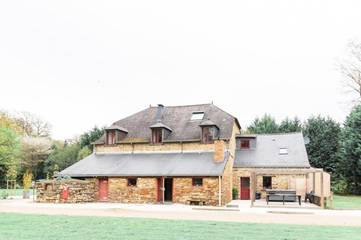 Gîte pour 8 personnes, avec jardin à Fercé