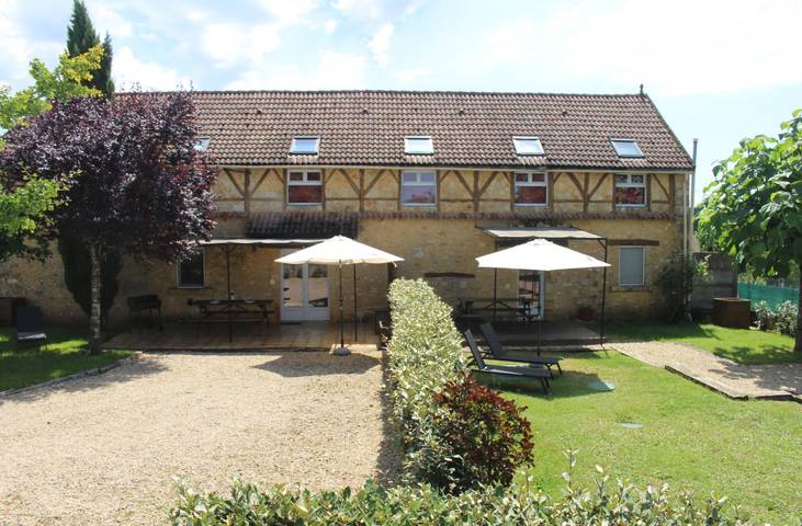 Gîte pour 12 personnes, avec piscine ainsi que terrasse et jardin