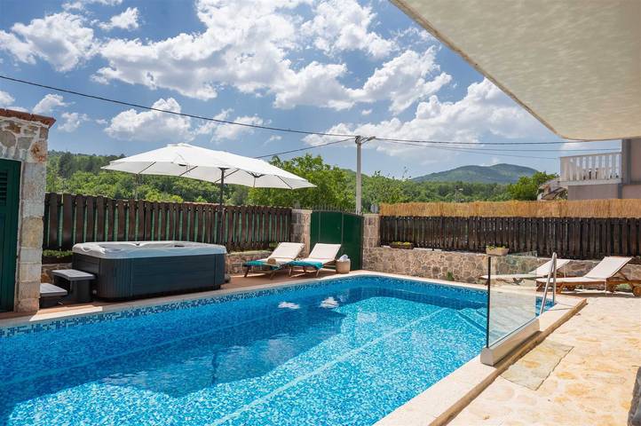 Villa pour 8 personnes, avec Balcon et Terrasse ainsi que Jacuzzi et Piscine à Imotski