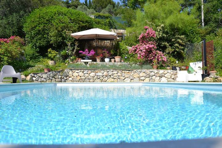Chambre d’hôte pour 3 personnes, avec piscine et jardin