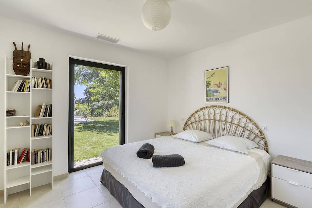 Moderne Villa mit Panoramablick auf das Meer in Saint-Tropez, Mittelmeerküste (Frankreich)