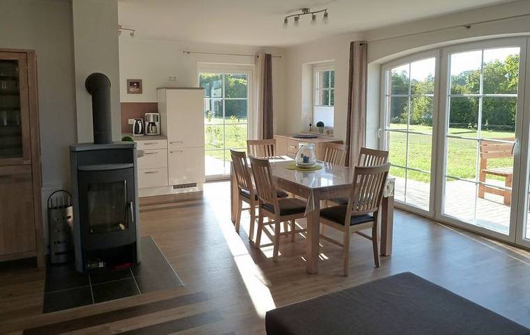 Hochwertiges Ferienhaus (100qm) für 6 Personen mit Kamin, Sauna & Garten am See in Sternberg, Ludwigslust-Parchim