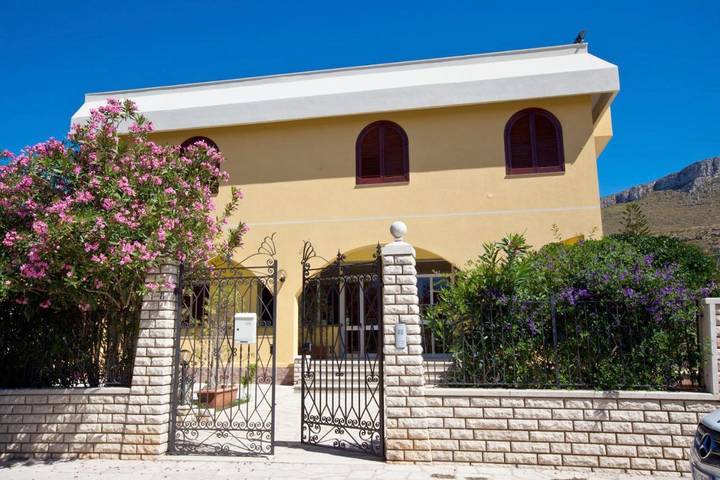 Chambre d’hôte pour 4 personnes, avec Balcon et Terrasse ainsi que Jardin et Vue à Erice