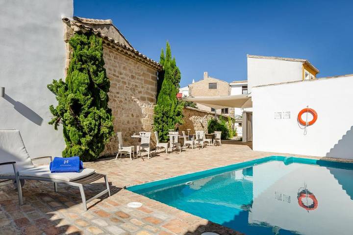 Hôtel pour 3 personnes, avec Balcon et Terrasse ainsi que Jacuzzi et Jardin à Baeza