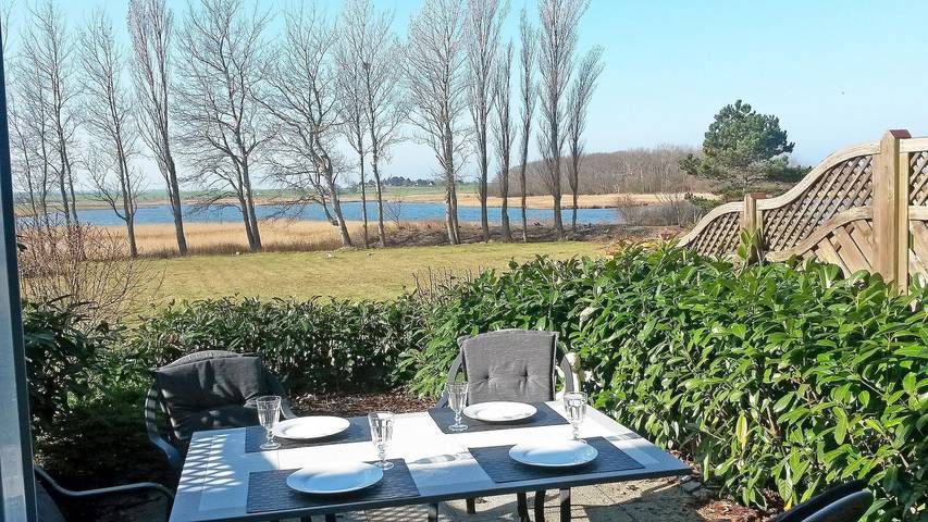 Vakantiehuis voor 4 personen, with Terras and Sauna as well as Uitzicht op het meer in Heiligenhafen