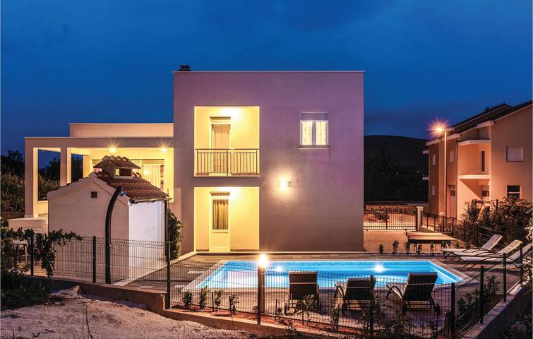 Reizende 1-Zimmer-Wohnung mit Terrasse in Dugopolje, 600 m vom Stadtzentrum entfernt in Dugopolje, Dalmatinisches Zagora